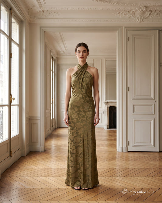 Robe longue Élégance olive en jacquard avec foulard assorti, porté dans un salon haussmannien