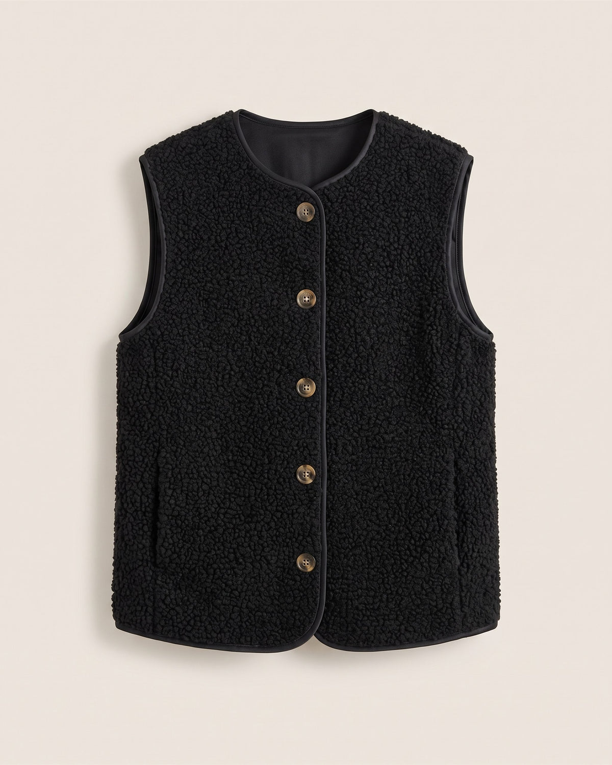 Veste sans manches noire en moumoute 3114, vue de face sur fond pierre