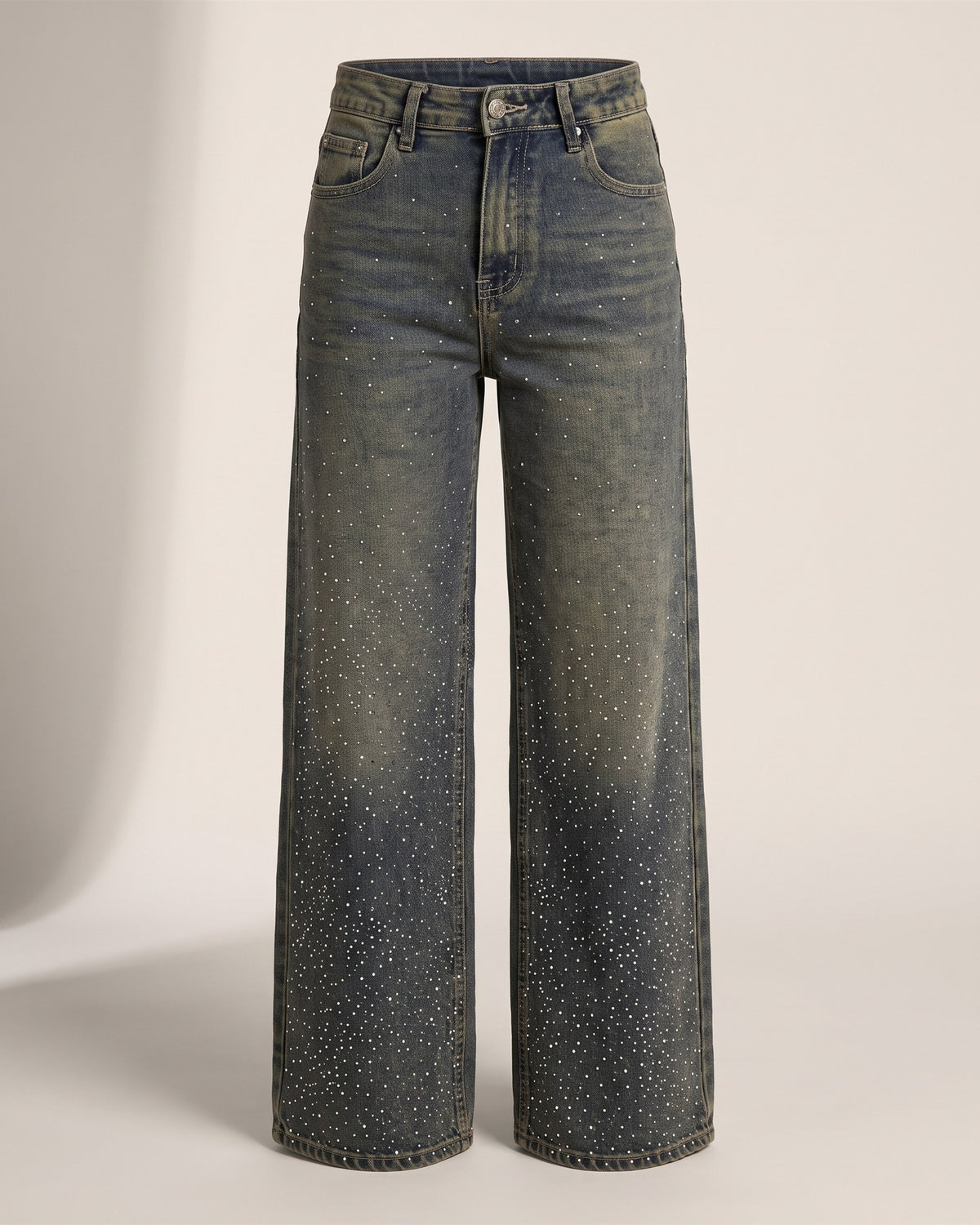 Jean wide leg bleu à strass taille haute, vue de face sur fond pierre