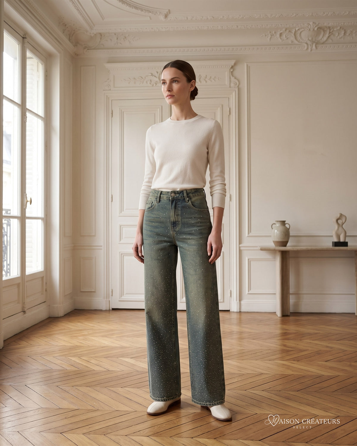 Jean wide leg bleu à strass taille haute, porté dans un salon haussmannien