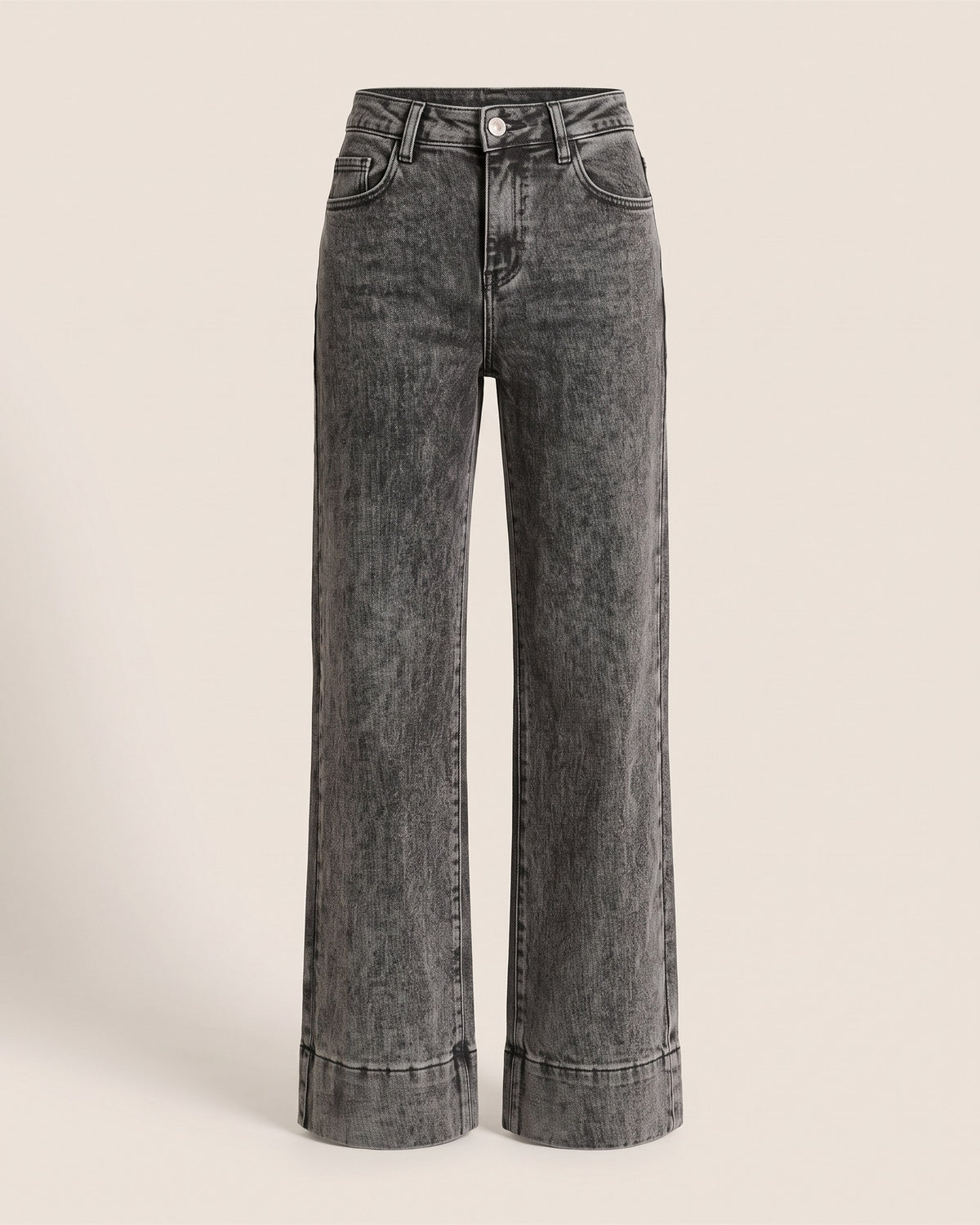 Jean wide leg gris anthracite taille haute, vue de face sur fond pierre