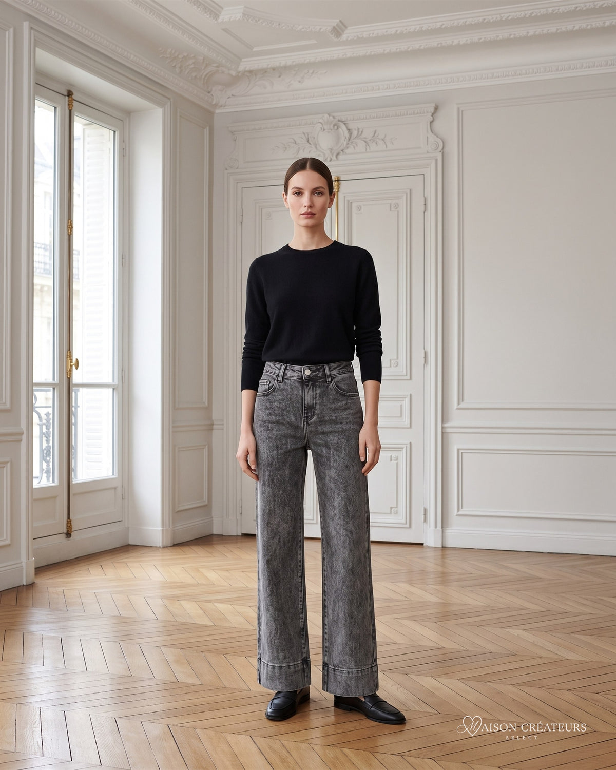 Jean wide leg gris anthracite taille haute, porté dans un salon haussmannien